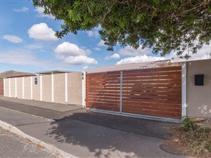 6 Bed House in Bothasig