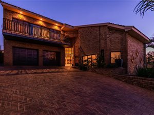 4 Bed House in Noordheuwel