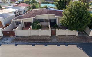 4 Bedroom House in Hermanus Northcliff