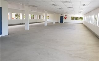 384 m² Office Space in Somerset Park