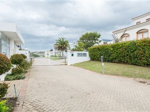 1141 m² Land available in Bowtie