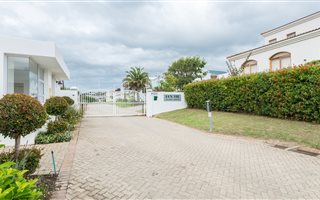 1141 m² Land available in Bowtie