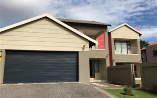 4 Bedroom House in Magalieskruin
