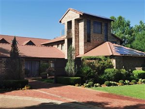 5 Bed House in Van Der Hoff Park