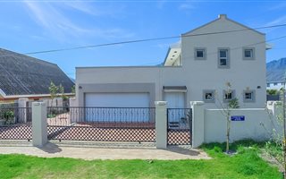 3 Bedroom House in Pringle Bay