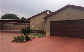 4 Bedroom House in Heuweloord