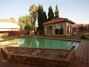 2 Bed Flat in Lakefield
