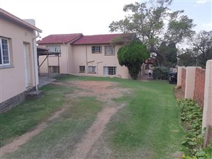 6 Bed House in Bramley Manor