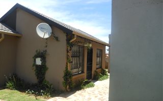 2 Bedroom House in Bram Fisherville