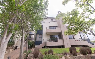 3 Bedroom Flat in The Links