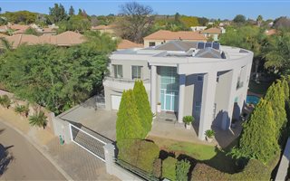 6 Bedroom House in Bedford Gardens