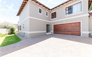 4 Bedroom Townhouse in Maroeladal