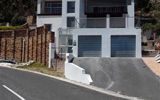 5 Bedroom House in Gordons Bay Central