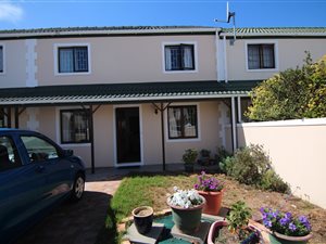 2 Bed Townhouse in Somerset West Central