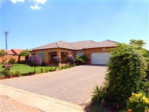 4 Bed House in Heuningklip