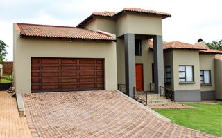 4 Bedroom House in Heuningklip