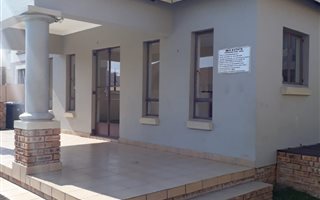 Bachelor apartment in Esther Park