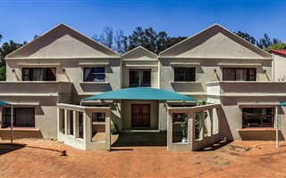 8 Bedroom House in Bruma