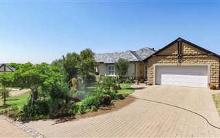 3 Bedroom House in Waterfall Hills Mature Lifestyle Estate