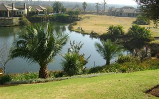 600 m² Land available in Clubville