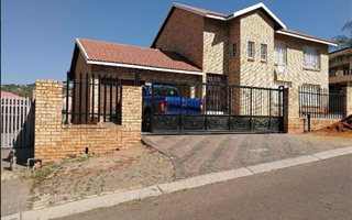3 Bedroom House in Azaleapark