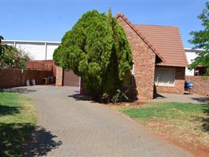 3 Bed House in Roylglen Gardens