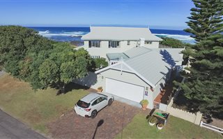 4 Bedroom House in Schoenmakerskop
