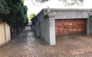 1000 m² Land available in Waterkloof