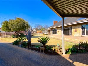 4 Bed House in Edelweiss