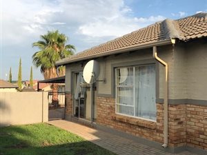 3 Bed Simplex in Heuwelsig Estate