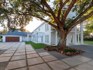 6 Bed House in Waterkloof Ridge