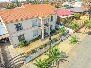 6 Bed House in Robertsham