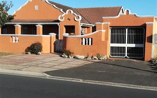 3 Bedroom House in Strandfontein