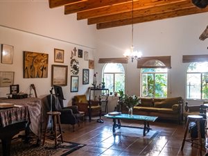 14 Bed House in Die Hoewes