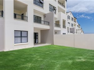3 Bed Apartment in Paardevlei