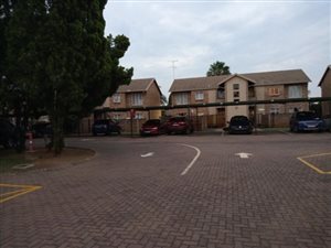 2 Bed Apartment in Doornpoort and surrounds