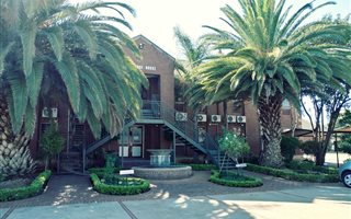536 m² Commercial space in Die Hoewes