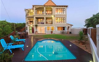 8 Bedroom House in Paradise Beach