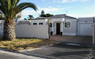 2 Bedroom House in Blouberg Sands