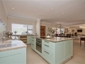 4 Bed House in Bergvliet