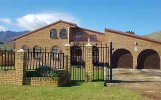4 Bedroom House in Pringle Bay