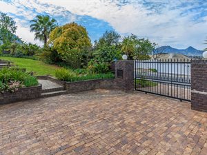 5 Bed House in Montclair