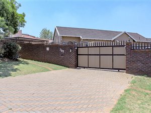 6 Bed House in Meredale