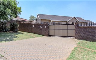 6 Bedroom House in Meredale