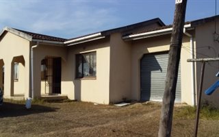 3 Bedroom House in Lovu