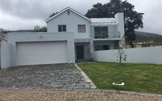 4 Bedroom House in Paarl Central East