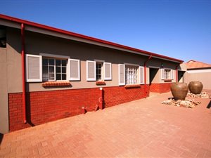 3 Bed House in Aqua Vista