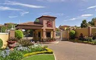 3 Bedroom Simplex in Douglasdale
