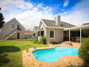 4 Bed House in Bergvliet