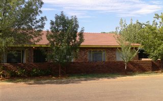 3 Bedroom House in Jan Kempdorp